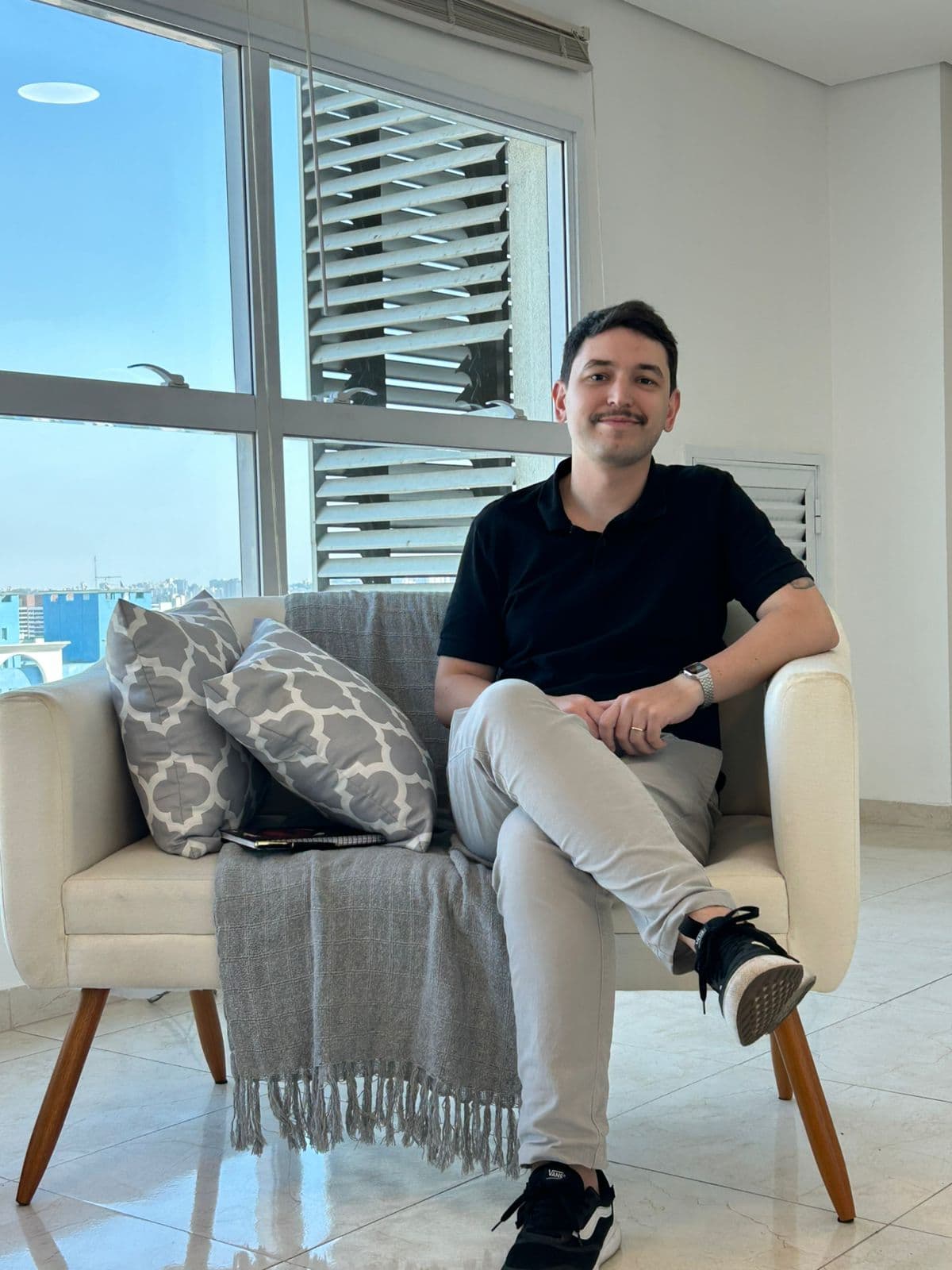 Victor Ziza, psicólogo clínico CRP 06/184750, especialista em psicoterapia online com abordagem psicanalítica