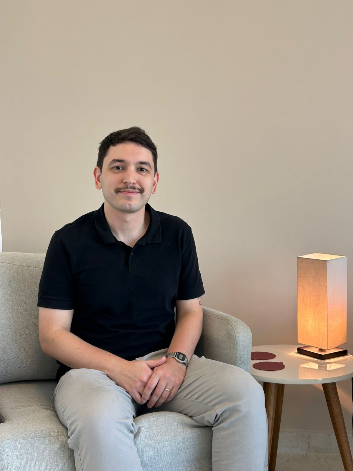 Victor Ziza, psicólogo clínico registrado no CRP 06/184750, em foto profissional para apresentação de seus serviços de psicoterapia online